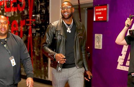 门将助攻前锋！离谱名场面（门将送出助攻，前锋破门上演离谱一幕）