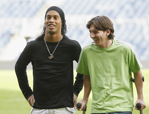 因伤无缘本场比赛，穆西亚拉在家用电视观看拜仁vs巴黎（因伤缺席本场，穆西亚拉居家电视观战拜仁对巴黎）