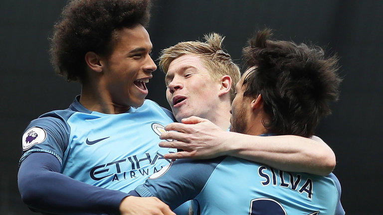 从手足无措到游刃有余，齐达内在公园学着踢毽子（齐达内公园学踢毽子：从生疏到娴熟）