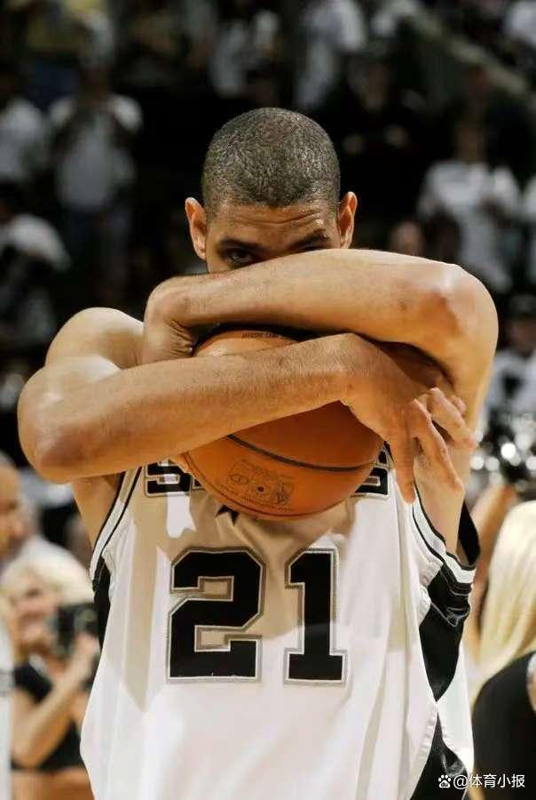 都体：DV9肌肉不适但伤情不重，保险起见周末联赛会替补（据都体报道，DV9肌肉略有不适但无大碍，周末联赛将以替补身份出场）