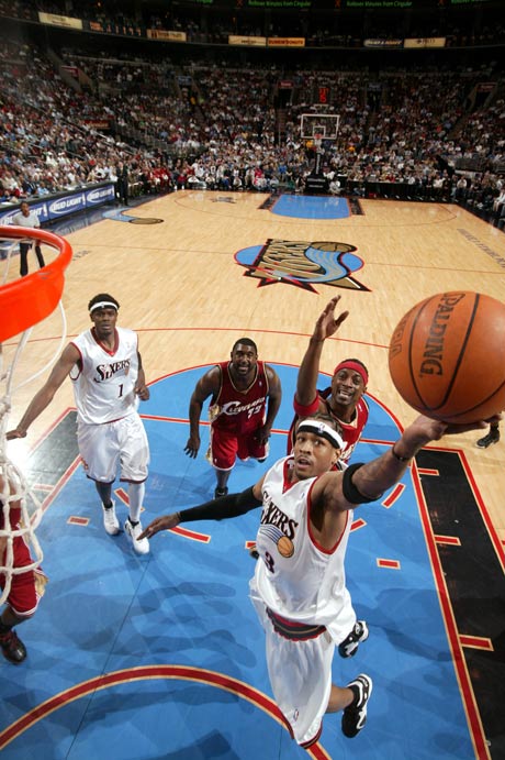 马上41岁了！詹姆斯逆天一球：迎着申京和亚当斯滞空拉杆高难度得分（快41岁的詹姆斯上演神迹一球：顶着申京和亚当斯滞空拉杆完成高难度得分）