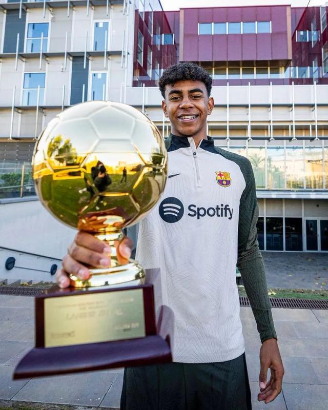 稳定表现！埃奇库姆上半场7中3拿到8分 正负值+14最高（状态在线！埃奇库姆半场7投3中拿下8分，正负值+14全场最高）