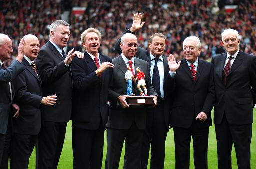 心情真不错！威少赛后戴墨镜参加发布会 貌似还带着一副双节棍（心情大好！威少赛后戴墨镜亮相发布会 疑似携带双节棍）