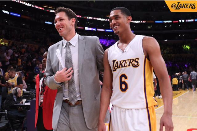 吃饼吃饱饱！徐昕半场5投全中拿12分4板 多次贡献空接暴扣（饼吃到撑！徐昕半场5投5中轰下12分4板 多次完成空接重扣）