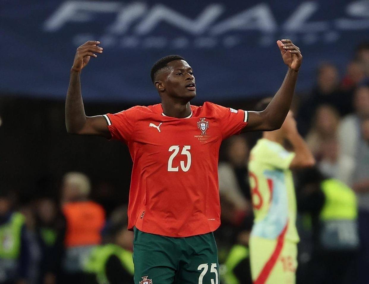 跟队：国米准备和卡洛斯-奥古斯托谈续约，双方已初步接触（队记：国米拟与卡洛斯-奥古斯托开启续约谈判，双方已进行初步沟通）