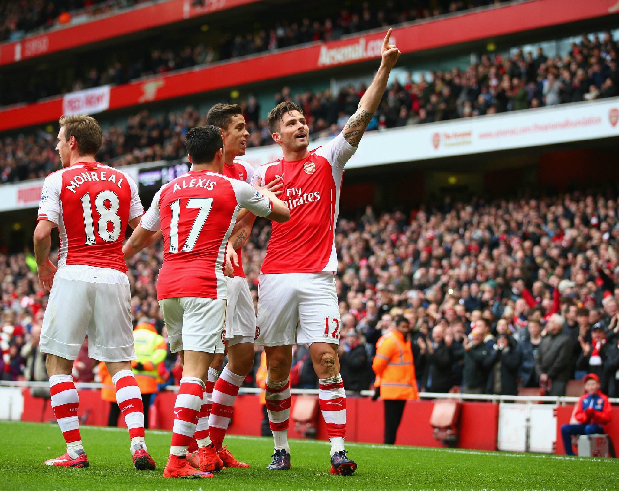 邮报：伯恩茅斯后卫塞内西与女足后卫鲍尔斯成英超新明星情侣（英媒称伯恩茅斯后卫塞内西与女足后卫鲍尔斯成为英超圈新晋明星情侣）