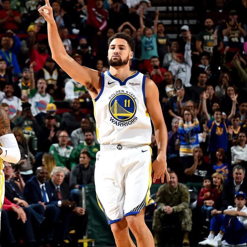 湖人浓眉哥篮下统治球队获胜（浓眉内线碾压助湖人告捷）