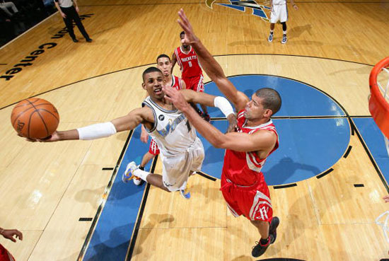 亚历山大惊艳表现，单节打卡33分！（亚历山大大爆发，单节狂砍33分！）