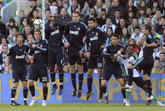 因右踝发炎，朗尼克取消了担任阿森纳vs拜仁解说嘉宾的计划（受右踝炎症影响，朗尼克取消参与阿森纳vs拜仁解说）