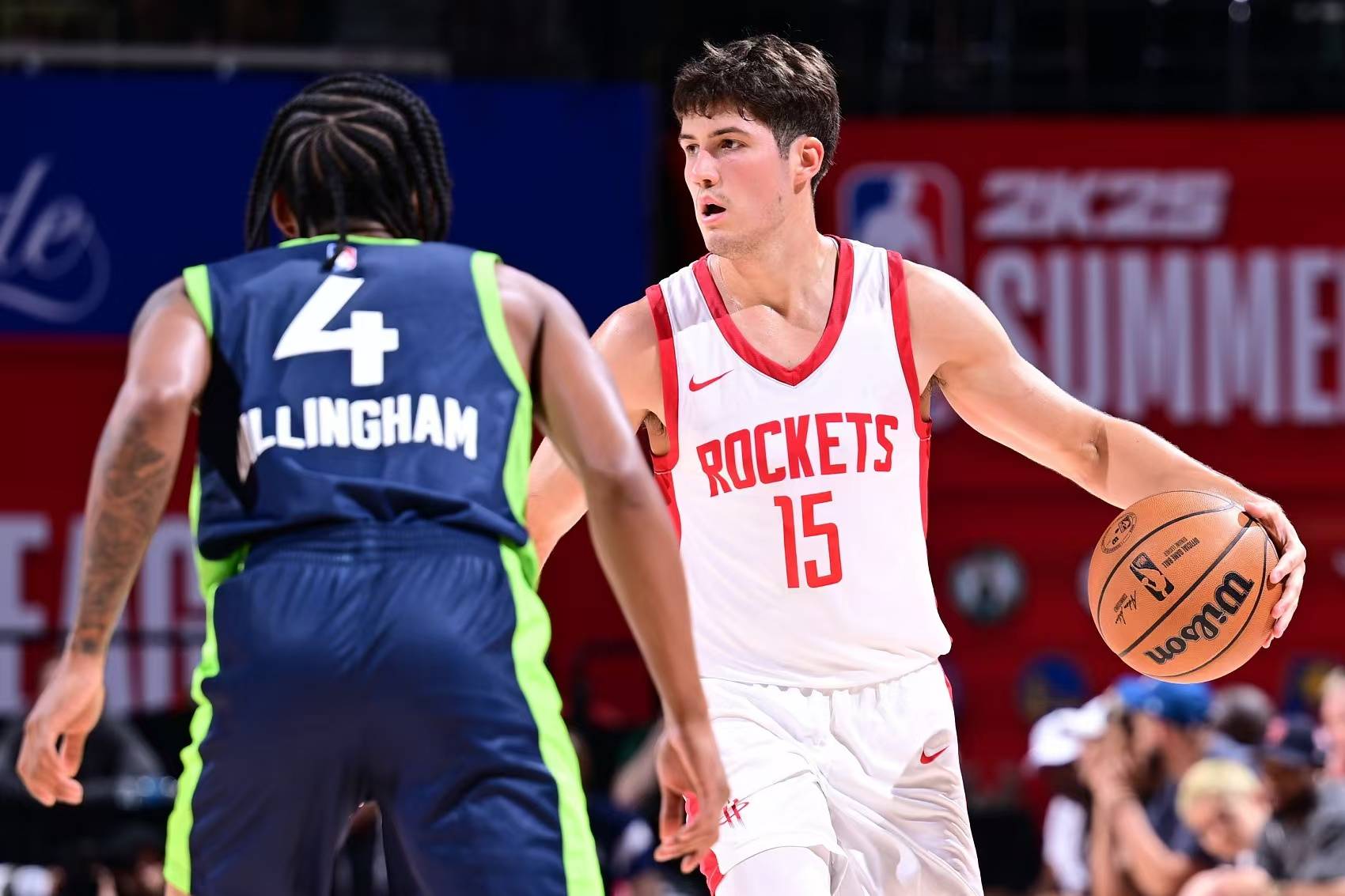 重归于好？取得胜利后阿隆索和维尼修斯击掌拥抱致意（胜利过后，阿隆索与维尼修斯击掌相拥，疑似破冰）